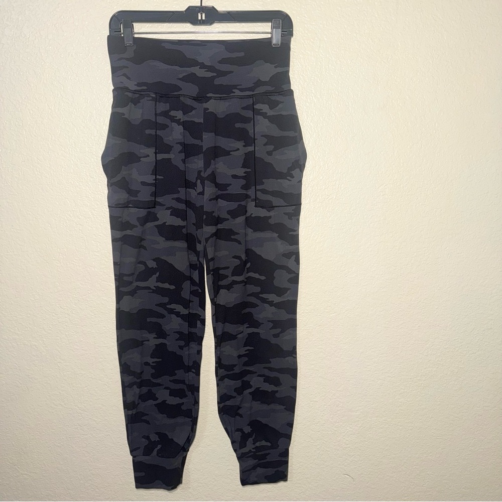 Athleta Salutation Jogger Leggings Women’s M Camo High Rise Athleisure